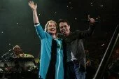 Hillary Clinton aparece en concierto de Marc Anthony