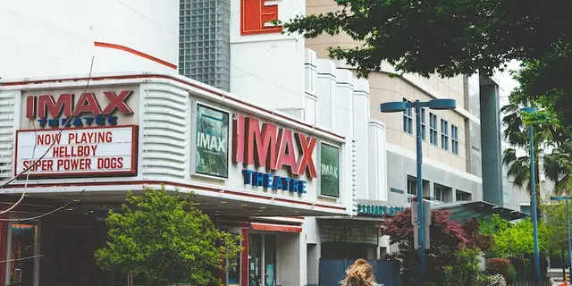 ¿Cuál es la diferencia entre los cines IMAX y los cines regulares?
